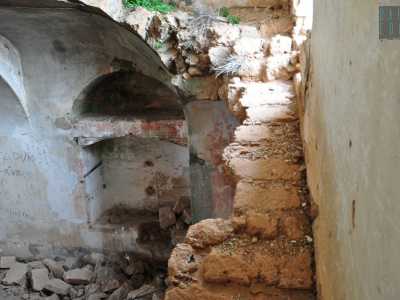 Ritorniamo a questo punto nella sala principale e cerchiamo di prendere le scale che portano al piano superiore. Ormai i gradini hanno perso ogni forma: il vento e la pioggia li hanno pian piano ridotti in polvere, ma decidiamo comunque di salire